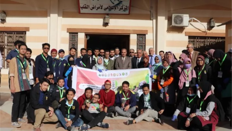 طلاب ماليزيا وإندونيسيا بجامعة الأزهر يوزعون الورود بمركز القلب