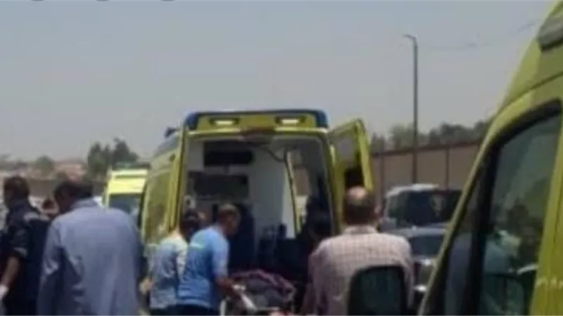 اصابة 4 اشخاص في حادث تصادم سيارة نقل وترويسكل فى البحيرة