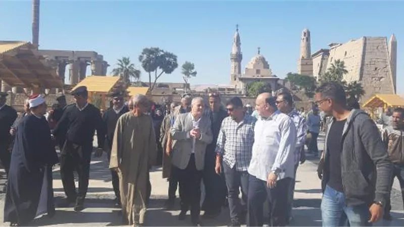محافظ الأقصر يتفقد ساحة ابو الحجاج ويوجه بإستكمال خطة التجميل وبحث مطالب المواطنين..صور