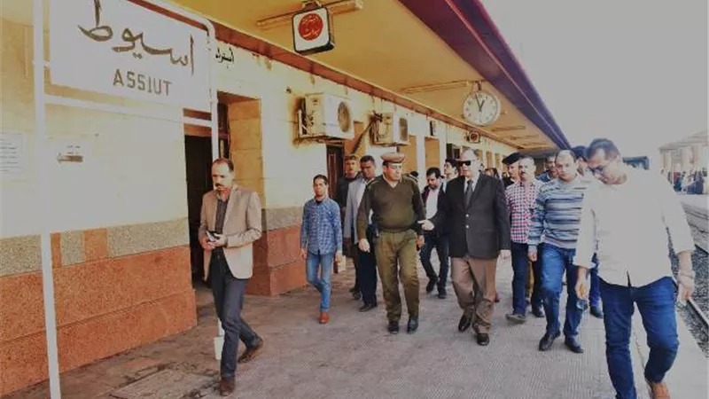 محافظ أسيوط يفاجىء محطة السكة الحديد ويحيل مخالفات القمامة للتحقيقات ..صور