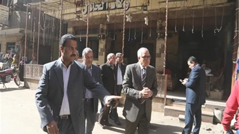 راشد يقود حملة اشغالات علي المقاهي والمحلات المخالفة بشارع العروبة بحي الوراق