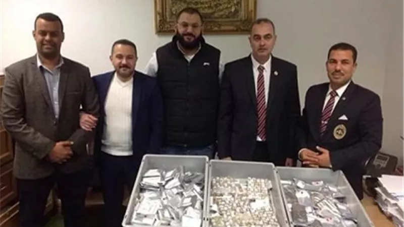 مهندس يحاول تهريب مستلزمات لزراعة الأسنان حول جسده بالمطار