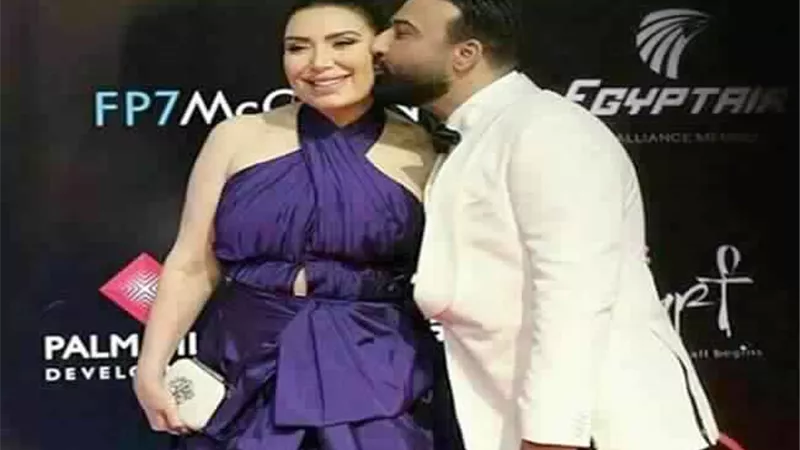 مشهد رومانسي وقبلات بين عبير صبرى وزوجها على سجادة الحمراء .. صور