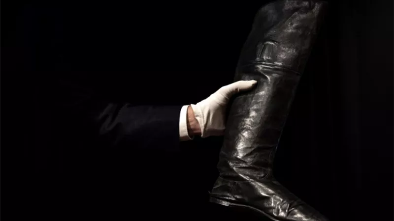بيع زوج من أحذية نابليون بسعر خيالي في مزاد علني