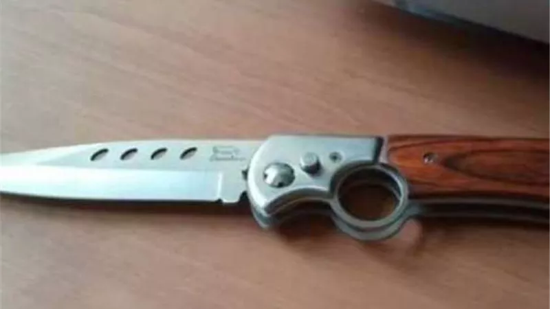 بسبب الفيس بوك .. طالب يشرع في قتل زميله بمطواه