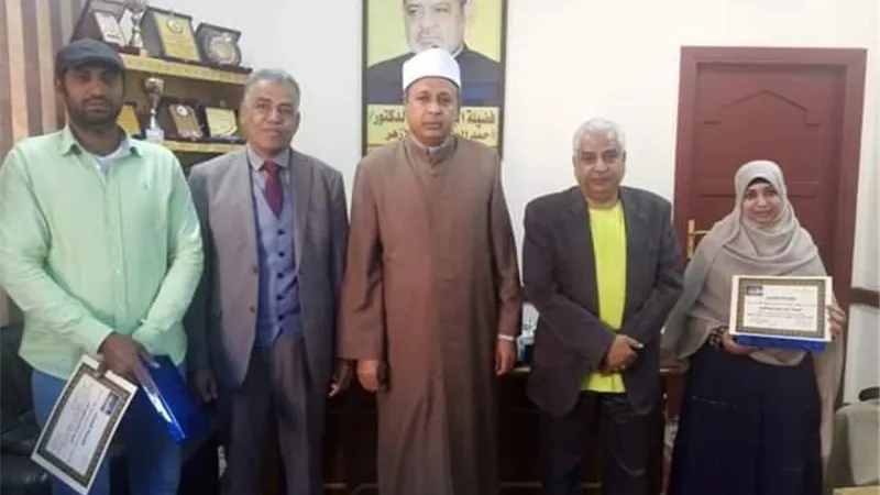 رئيس منطقة الأقصر الأزهرية يكرم معلما الرياضيات لجهودهما المتميزة