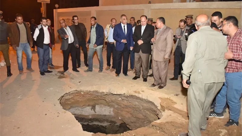 محافظ أسيوط يتفقد أعمال هبوط ارضى مفاجىء بمنطقة المعلمين