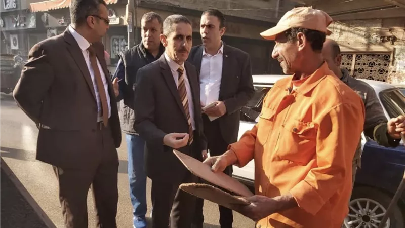 محافظ الغربية .. في جولة صباحية مفاجئة لمتابعة أعمال النظافة بشوارع حي أول طنطا