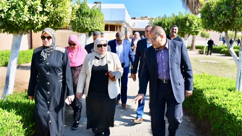 رئيس جامعة القناة تتطالب بالاسراع في تطوير الخدمة بالمستشفى الجامعي