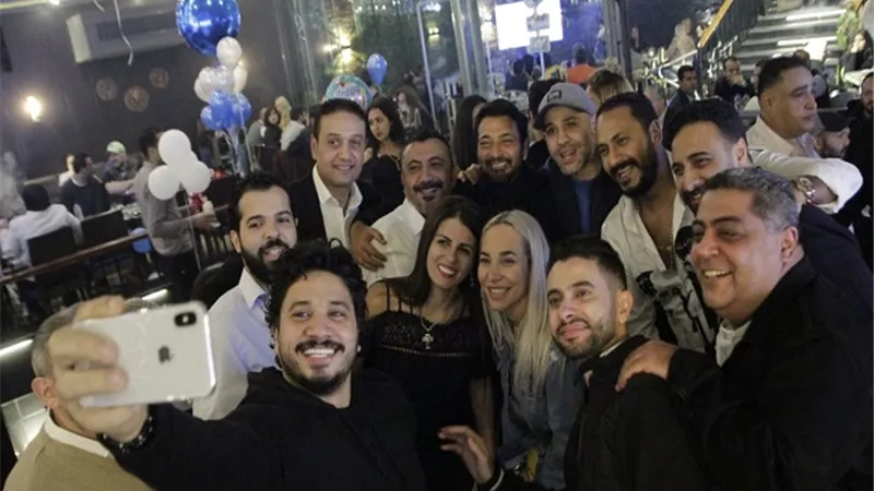كوكبة من نجوم الفن يحتفلون بعيد ميلاد 