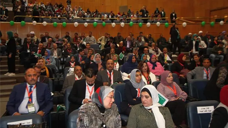 بالصور.. توافد المواطنين على مؤتمر 