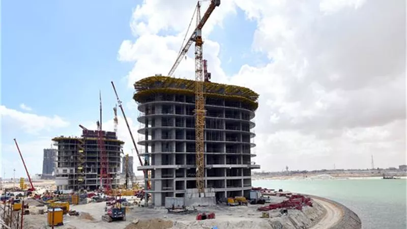 وزير الإسكان يتفقد منطقة الأبراج الشاطئية بمدينة العلمين الجديدة
