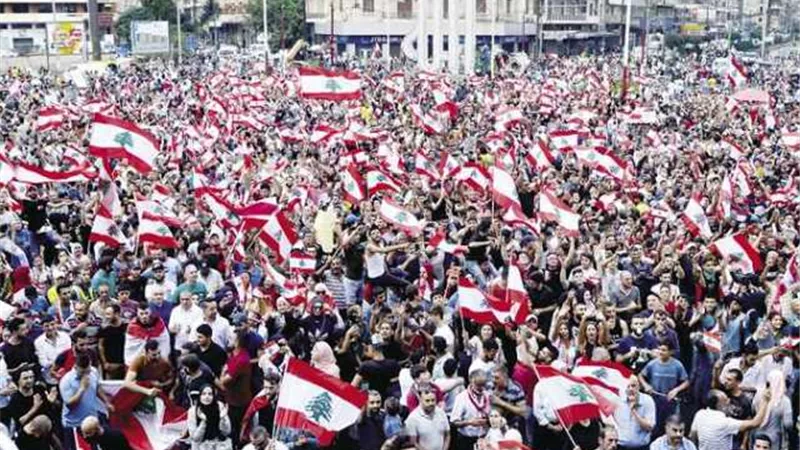 متظاهرون لبنانيون يتضامنون مع الحراك الشعبي بالعراق