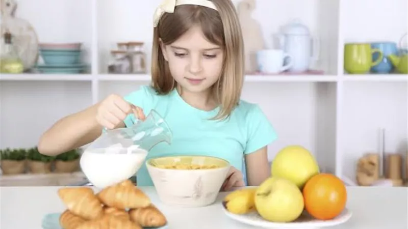 ٤ أطعمة ضرورية على مائدة إفطار طفلك