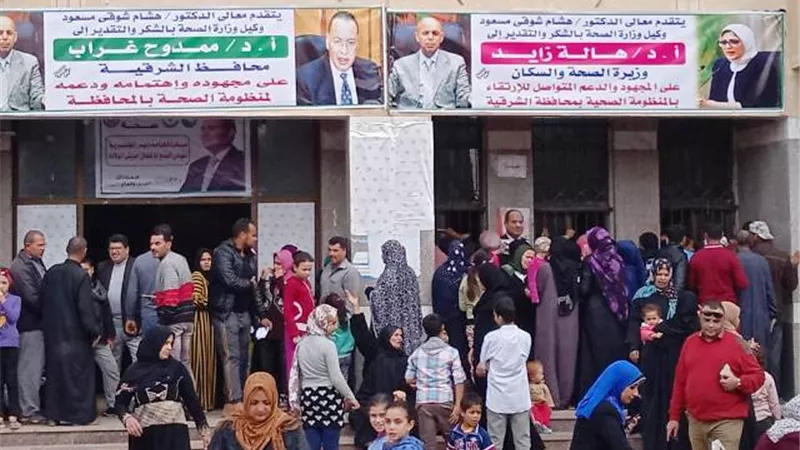 القافلة الطبية بالزرزمون توقع الكشف الطبي علي ٢٣٠٠ مريض.. بالصور