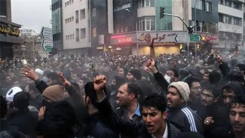 معارض إيراني يشن هجوماً على السلطات ويدعو لمحاكمة علنية