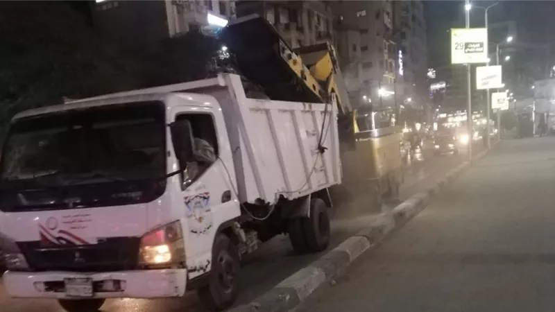 محافظ الغربية يتابع أعمال النظافة المسائية ورفع الأتربة من شوارع وميادين طنطا-صور