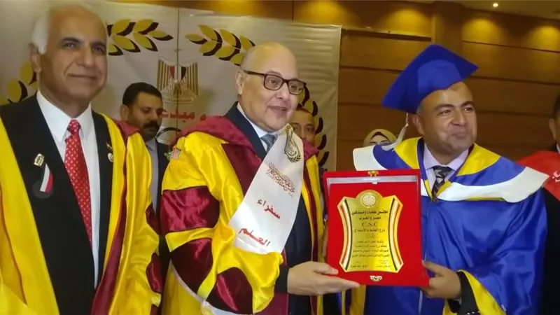 منح موسى مصطفي موسى الدكتوراه الفخريه من مجلس علماء مصر