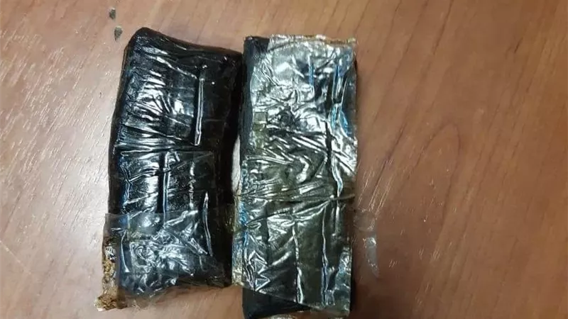 راكبه تحاول تهريب حشيش ومخدرات حول جسدها بالمطار