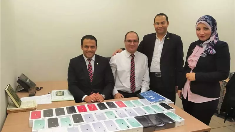 احباط محاول تهريب هواتف أى فون بـ مليون جنيه