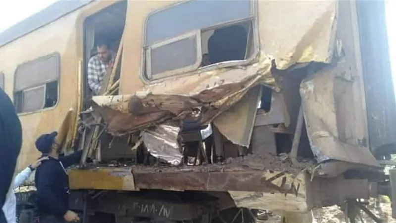 إصابة ٣ركاب نتيجة اصطدام قطار المنصورة بجرار زراعى-صور