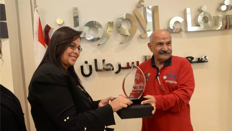 قيادات مصر للطيران توزع الهدايا على مرضى مستشفى شفاء الأورمان بمحافظة الأقصر