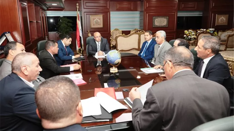 محافظ بنى سويف يناقش الموقف التنفيذى للمشروعات المتعثرة بالصور