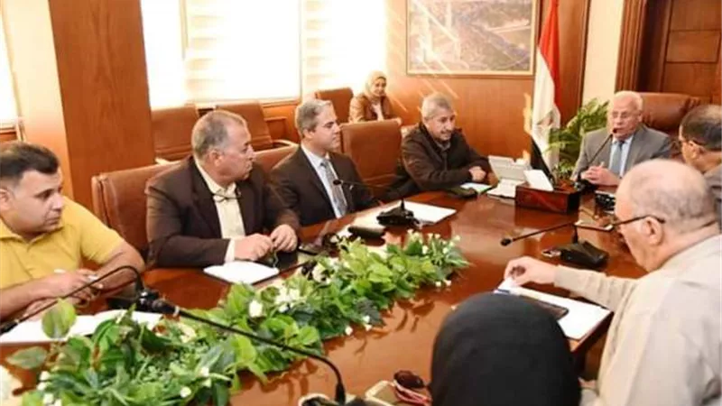 محافظ بورسعيد يتابع أعمال الشركة القابضة لمياه الشرب والصرف الصحى بالصور