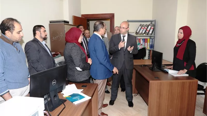 محافظ بنى سويف يتابع سيرالعمل فى الديوان العام.. بالصور