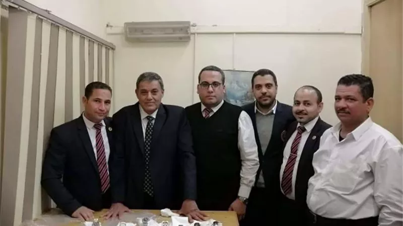 ضبط 8 ساعات مرصعة بالأحجار الثمينة مخبأة حول جسد راكب بالمطار