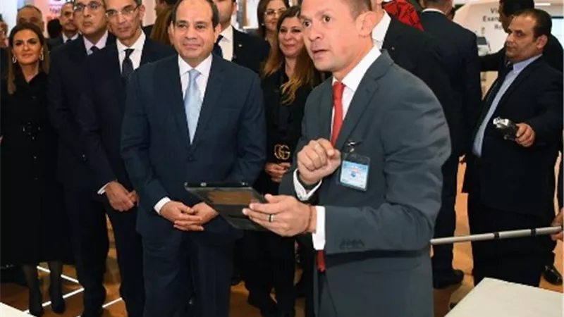 الرئيس يشهد محاكاة وعرضاً لمشروع التأمين الصحى الشامل داخل جناح فودافون فى معرض Cairo ICT