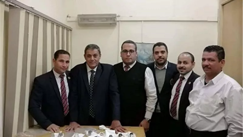 ضبط 8 ساعات مرصعة بالأحجار الثمينة مخبأة حول جسد راكب بالمطار