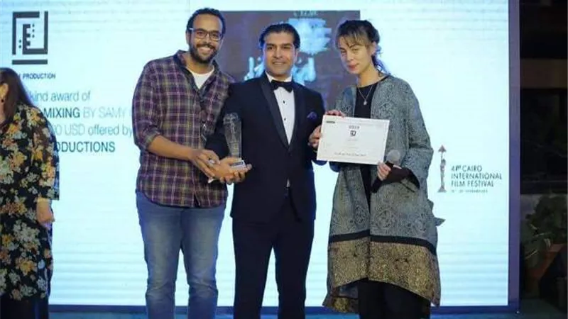 أحمد سمير رئيس جمعية الصداقة المصرية التونسية يسلم جائزة ليث بمهرجان القاهرة السينمائي