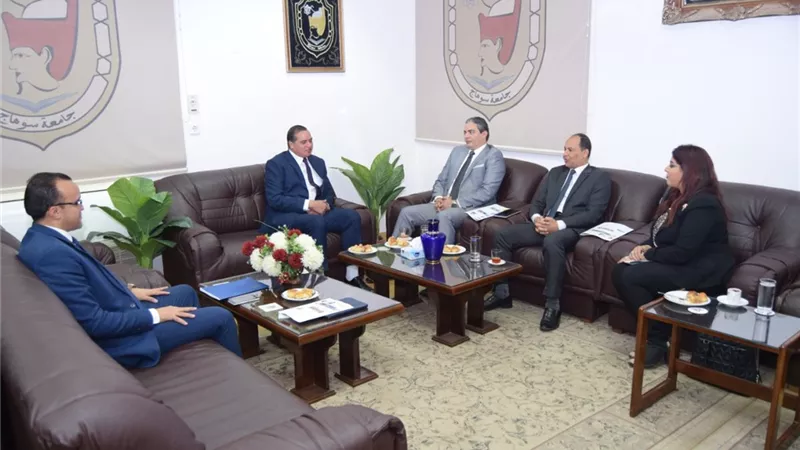 نقيب الإعلاميين ورئيس قناة النيل الدولية في ندوة تثقيفية بجامعة سوهاج