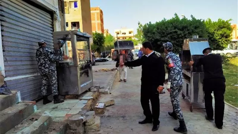 جهاز بدر يشن حملة إشغالات ويحرر60 محضر بالتعاون مع الشرطة .. بالصور