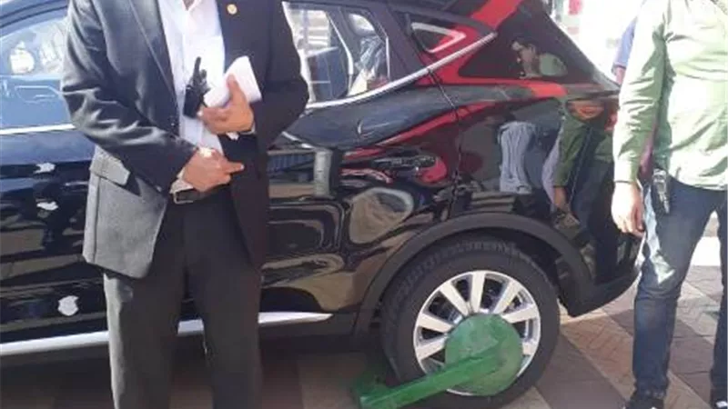 حملة لضبط السيارات المخالفة بشوارع الدقي