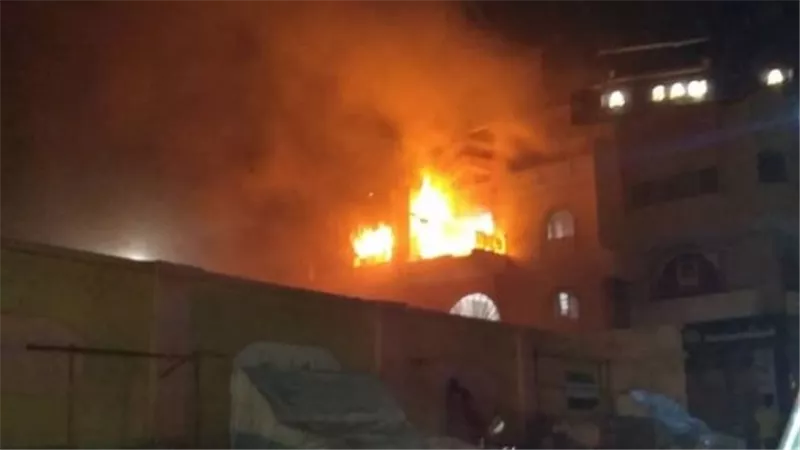 بالفيديو.. اندلاع حريق هائل في مركز تجاري بعدن