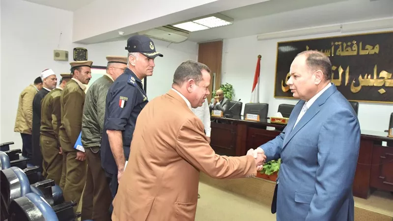 محافظ أسيوط يوجه المسئولين بالتواصل مع المواطنين وتلبية احتياجتهم وايجاد حلول غير تقليدية