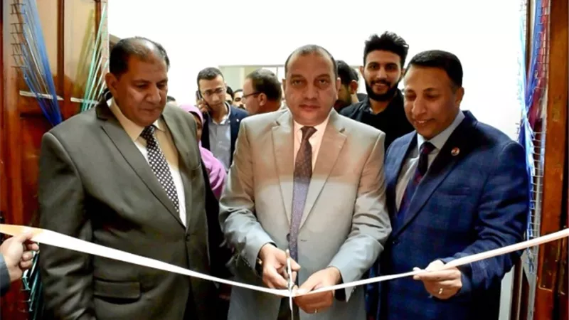 رئيس جامعة بني سويف يفتتح المعرض الخيرى للملابس