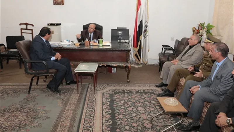 المحافظ يتابع العمل بالوحدة المحلية ببنى سويف