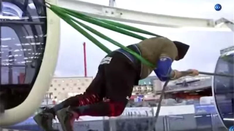 الصخرة النمساوية.. يسحب بالحبال عجلة هوائية تزن 750 طنا وترتفع 80 مترا.. فيديو