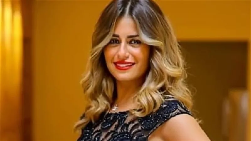 منة فضالي تثير ضجة على السوشيال ميديا بسبب فستانها الجديد.. صور