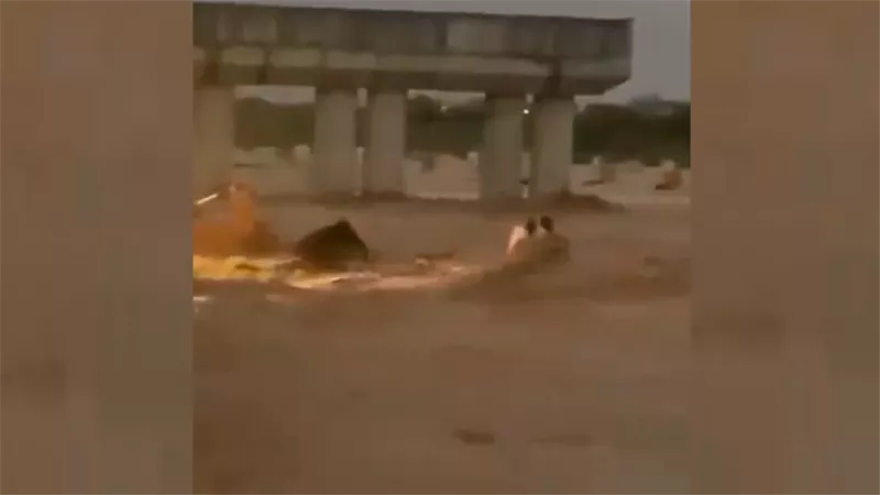 السيول تجرف 4 اشخاص فى القنفذة السعودية