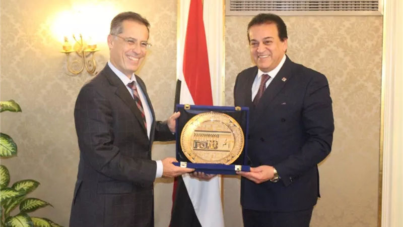 وزير التعليم العالي يستقبل السفير السويسري بالقاهرة
