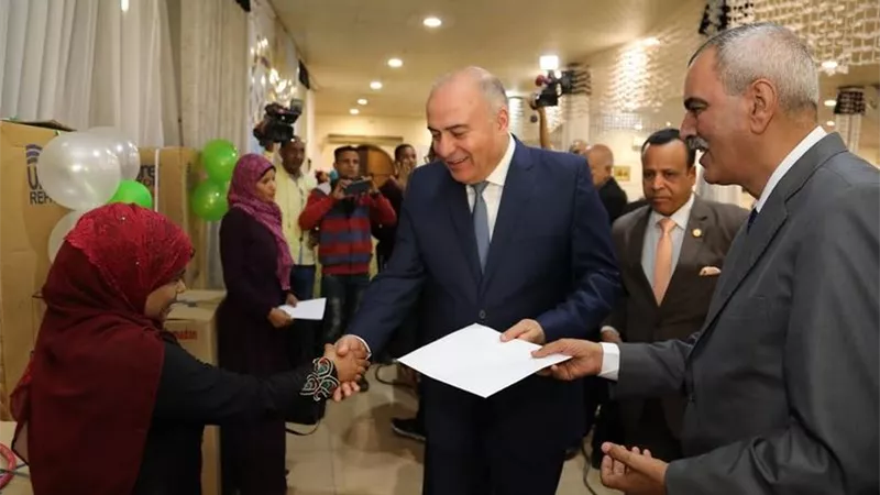 محافظ قنا يسلم 104 فتاه اجهزه كهربائيه وشهادات استثمار