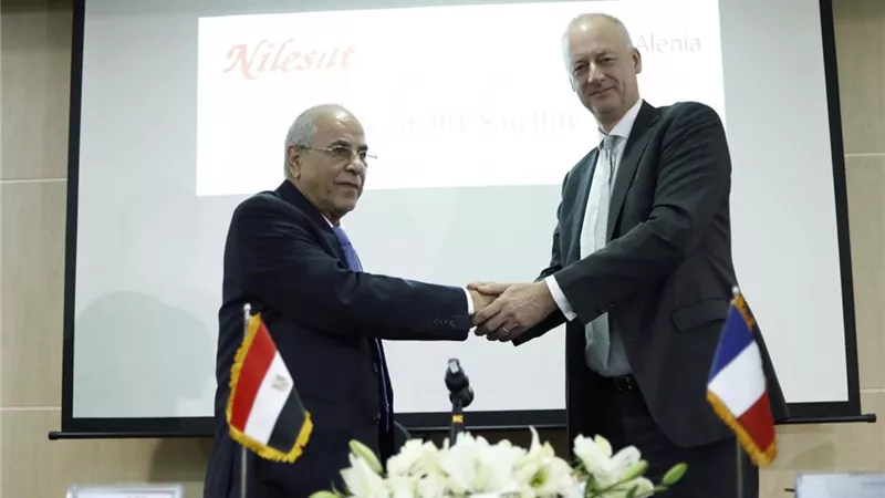 احمد انيس يوقع عقود تصنيع نايل سات 301 واطلاقه يناير 2022