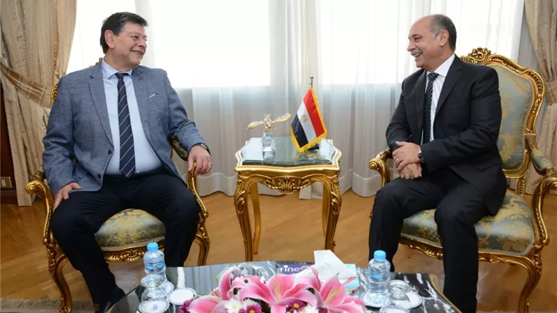 الفريق يونس المصري يستقبل حفيد الطيار محمد صدقى رائد الطيران المصرى