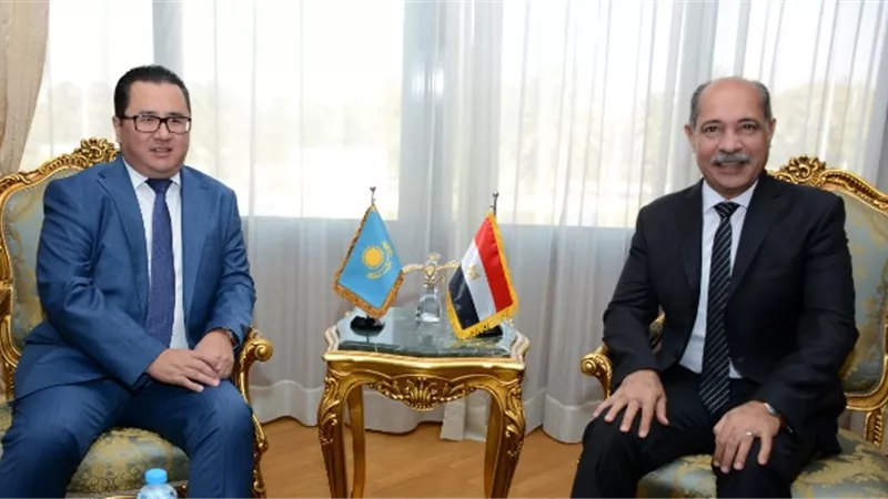 وزير الطيران يبحث مع سفير كازاخستان تشغيل خط طيران مباشر بين البلدين