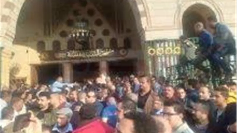 وصول جثمان الراحل شعبان عبد الرحيم بمسجد السيدة نفيسة