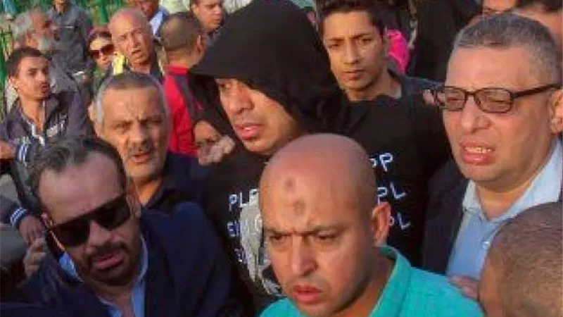 بكاء محمود الليثى فى جنازة شعبولا .. صور